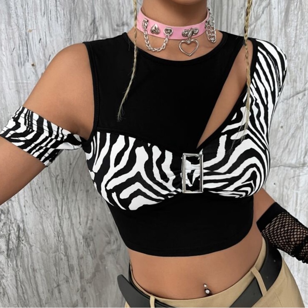 ROMWE PUNK Zebra Striped Cut Out Buckled Crop Top - Picture 1 of 6